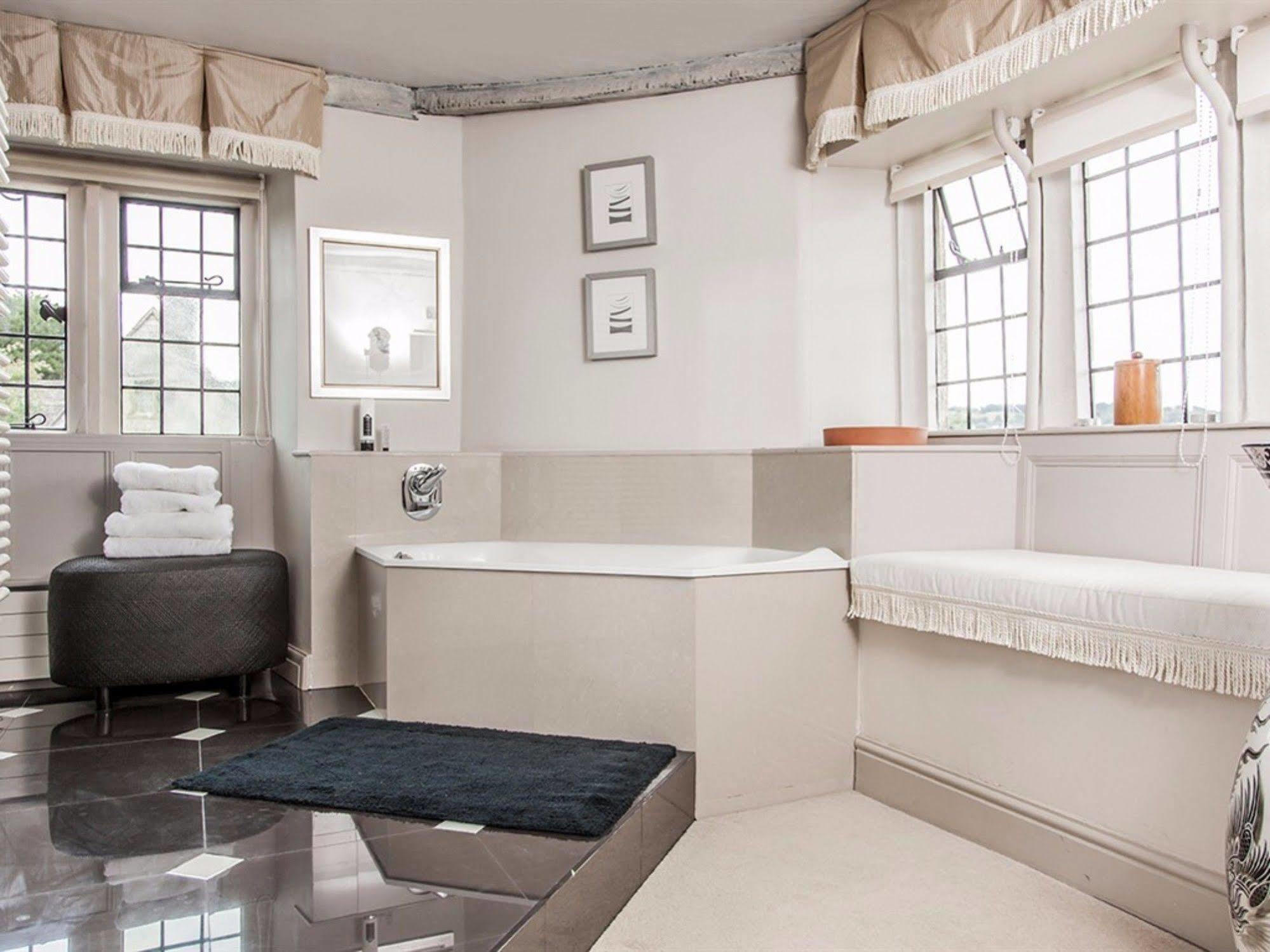 Court House Manor Luxury B&B Painswick Bagian luar foto