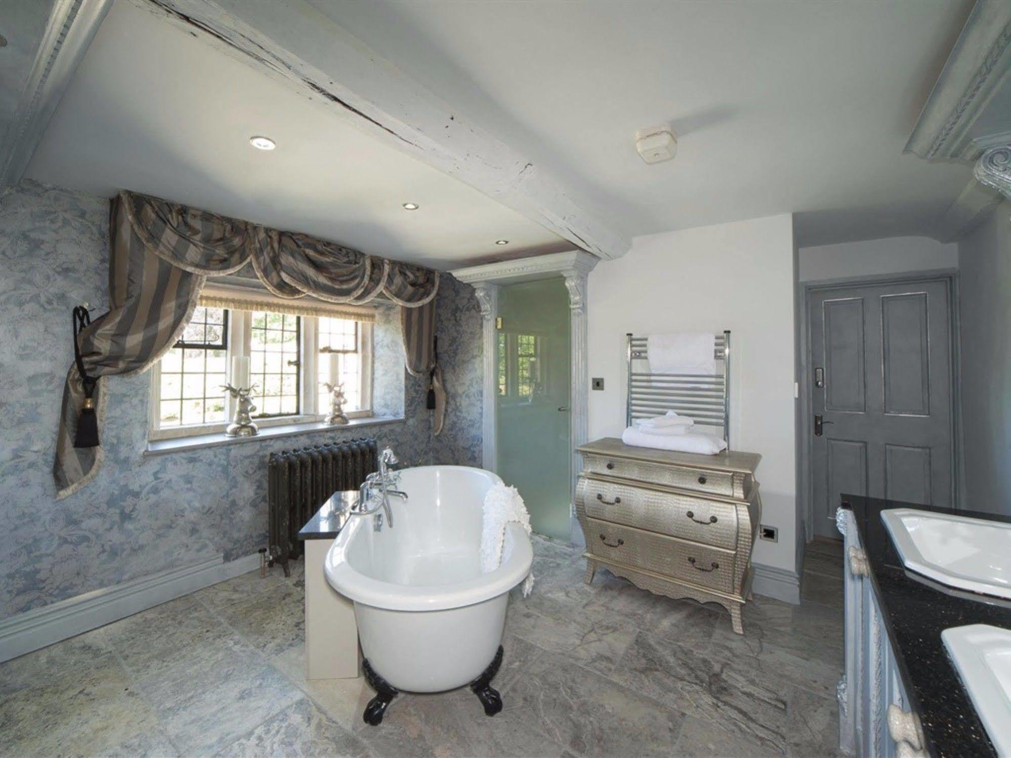 Court House Manor Luxury B&B Painswick Bagian luar foto